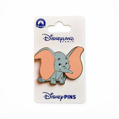 Pin Dumbo aux grandes oreilles roses – Disneyland Paris sur fond studio blanc