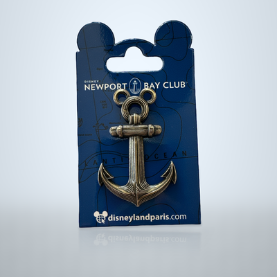 Pin Mickey en forme d’ancre Disney Newport Bay Club sur sa carte – photo studio