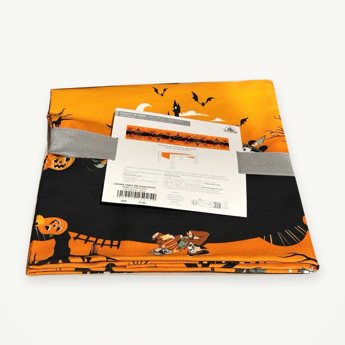 Chemin de table Disney Halloween orange et noir, plié avec sa carte – photo studio