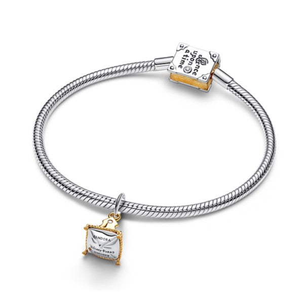Charm Pandora Couronne Aurore présenté sur bracelet – bracelet vendu séparément