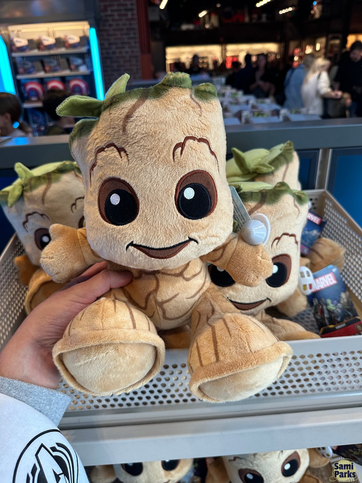 Peluche Groot Marvel disponible à Mission Equipment – Disneyland Paris
