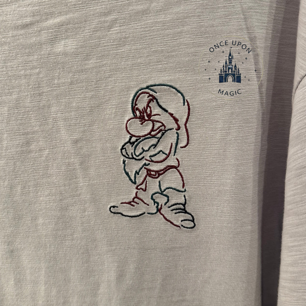 T-shirt Grincheux brodé beige – détail de la broderie