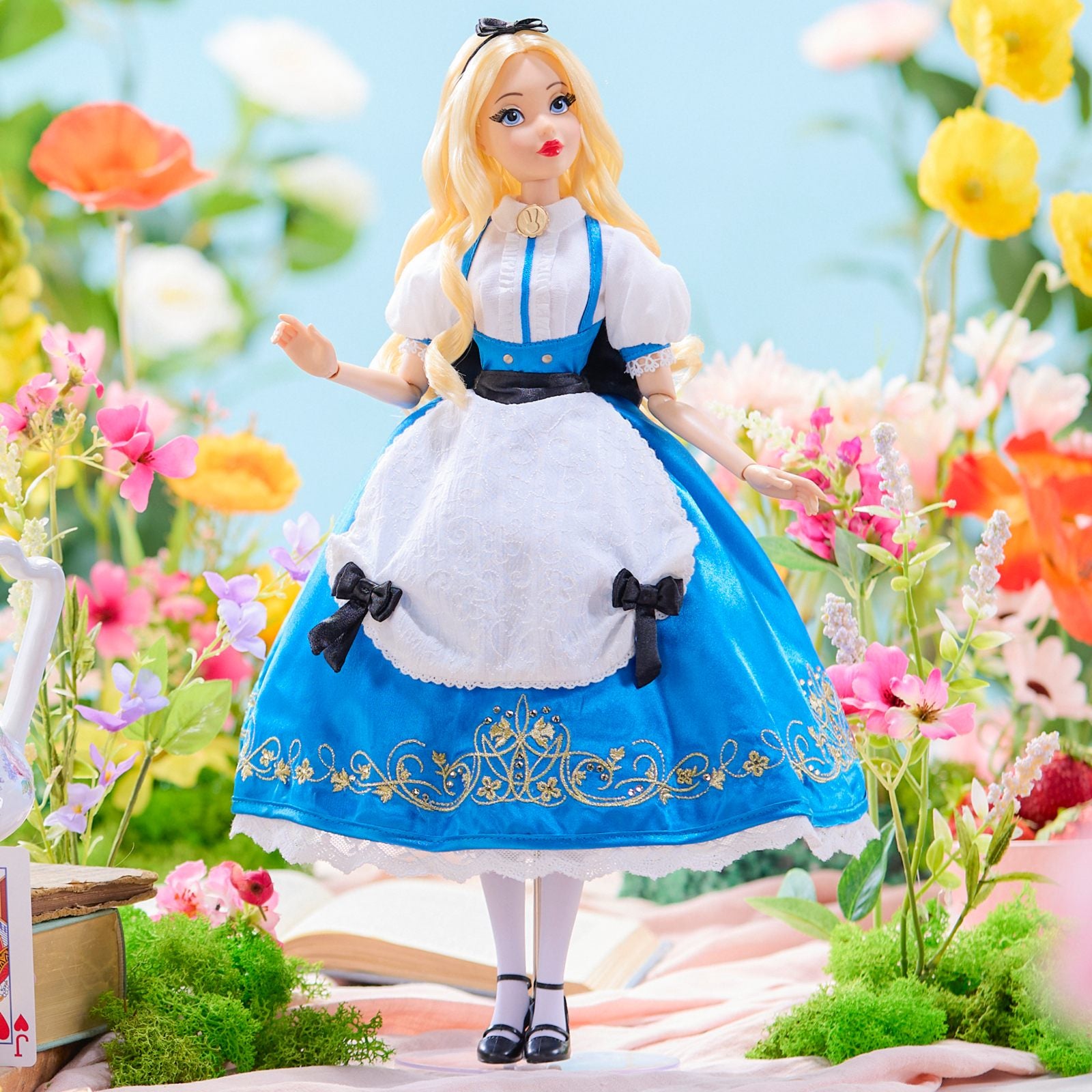 Poupée Alice édition limitée dans un décor fleuri