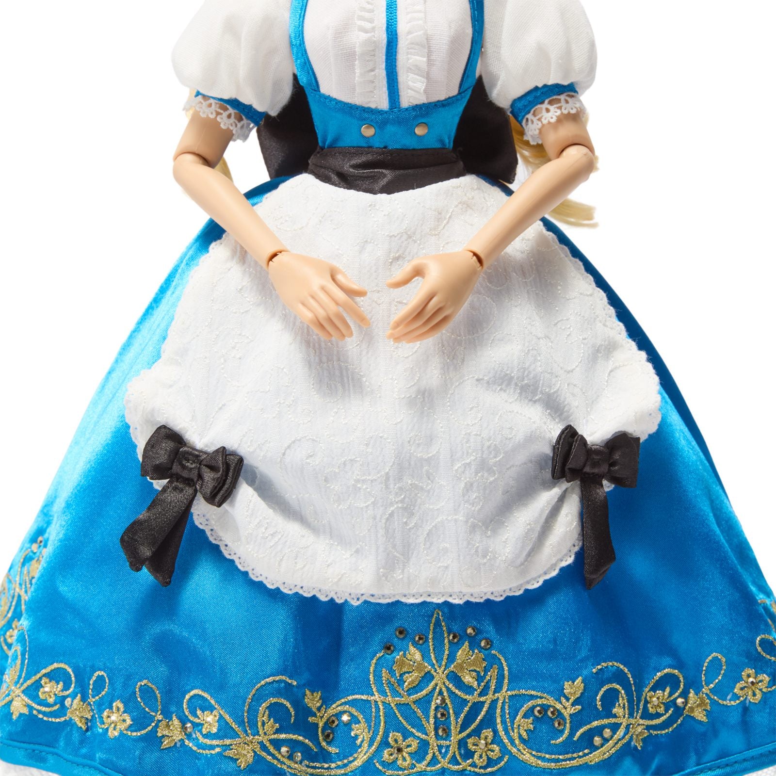 Détails du tablier et des broderies de la robe d’Alice