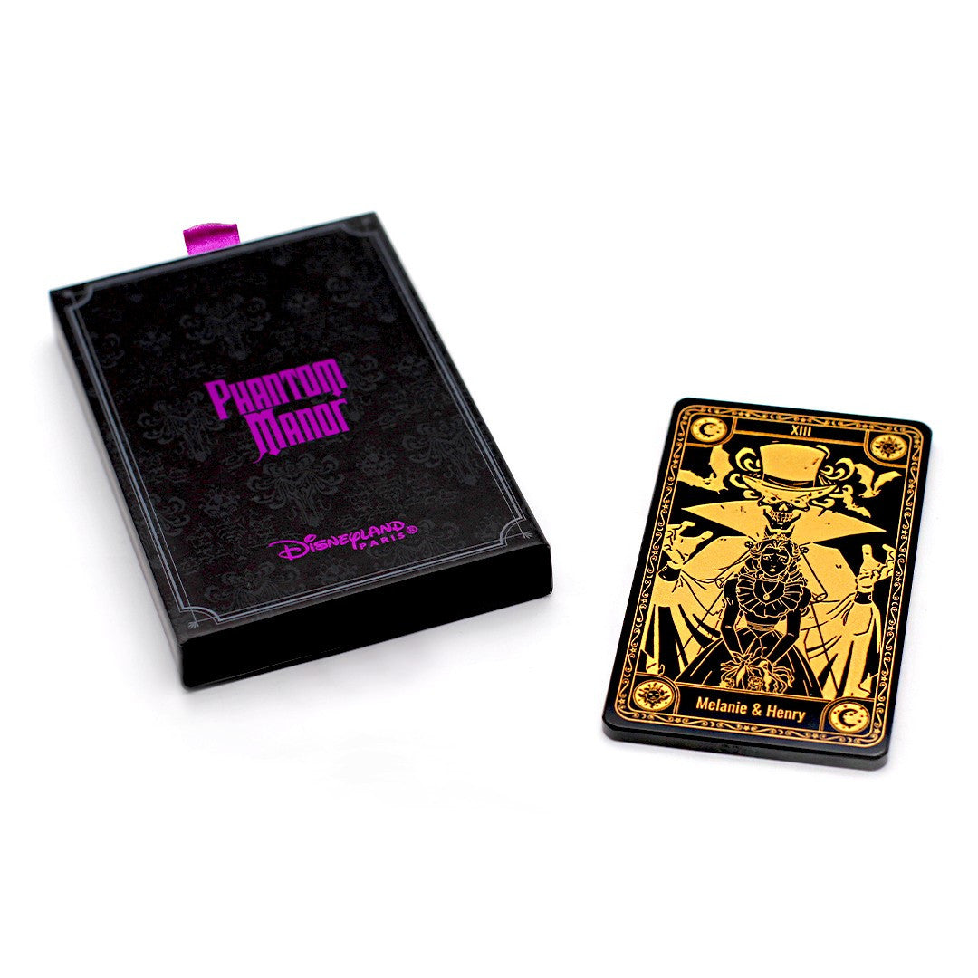 Carte de Tarot Arribas Henry et Melanie Ravenswood – carte avec sa boîte Phantom Manor, vue en perspective