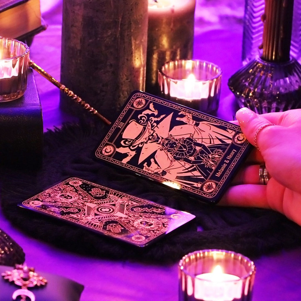 Carte de Tarot Arribas Henry et Melanie Ravenswood – carte tenue en main dans une mise en scène
