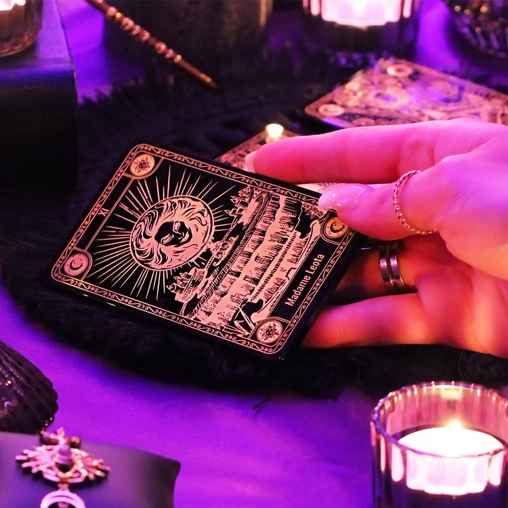 Carte de Tarot Arribas Madame Leota – carte tenue en main dans une mise en scène