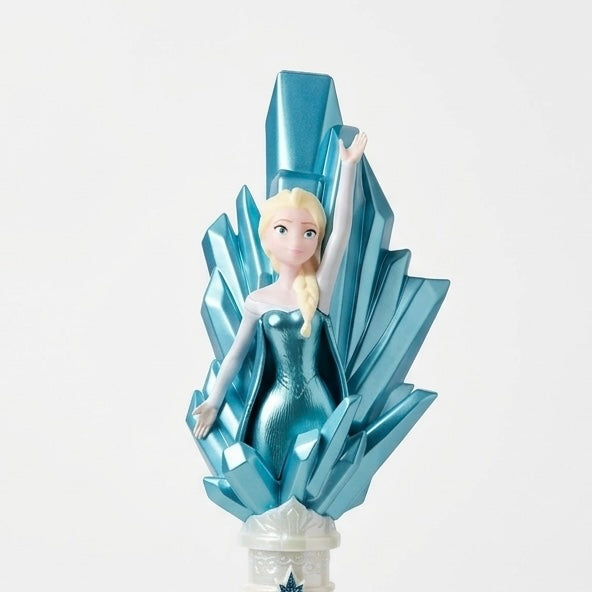 Baguette à bulles Elsa – Disneyland Paris, détail de la figurine Elsa et des cristaux