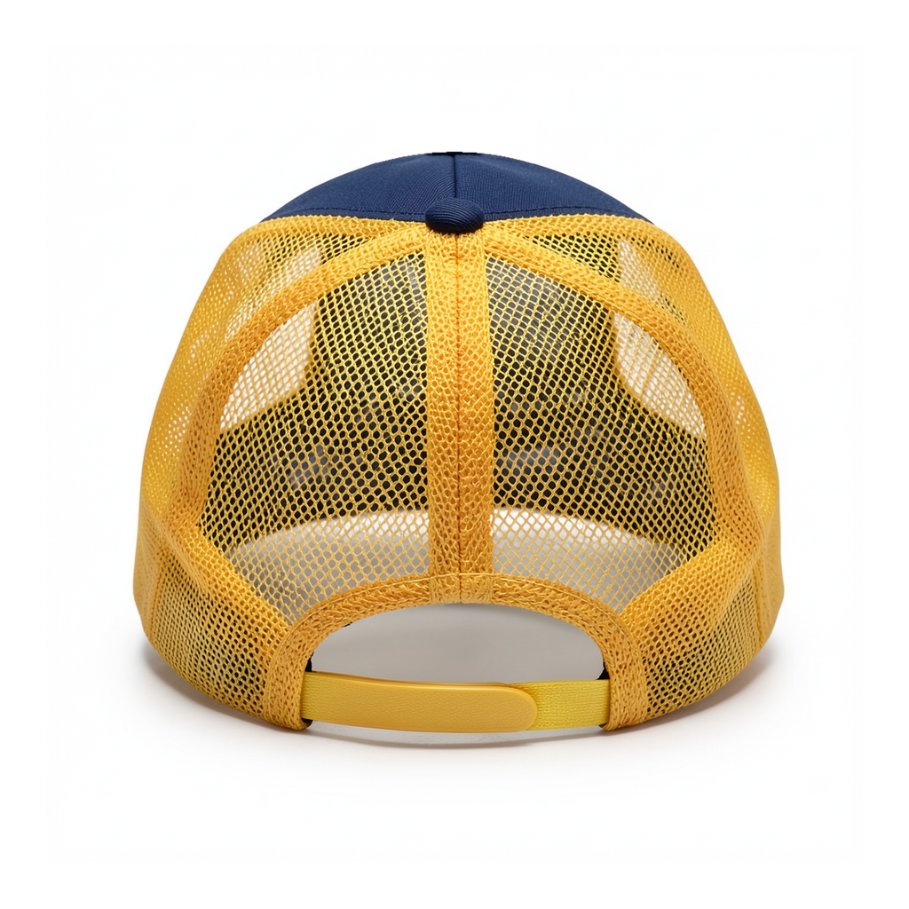 Casquette Groot avec filet jaune et réglage arrière — vue de dos studio sur fond blanc