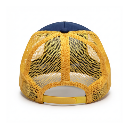Casquette Groot avec filet jaune et réglage arrière — vue de dos studio sur fond blanc