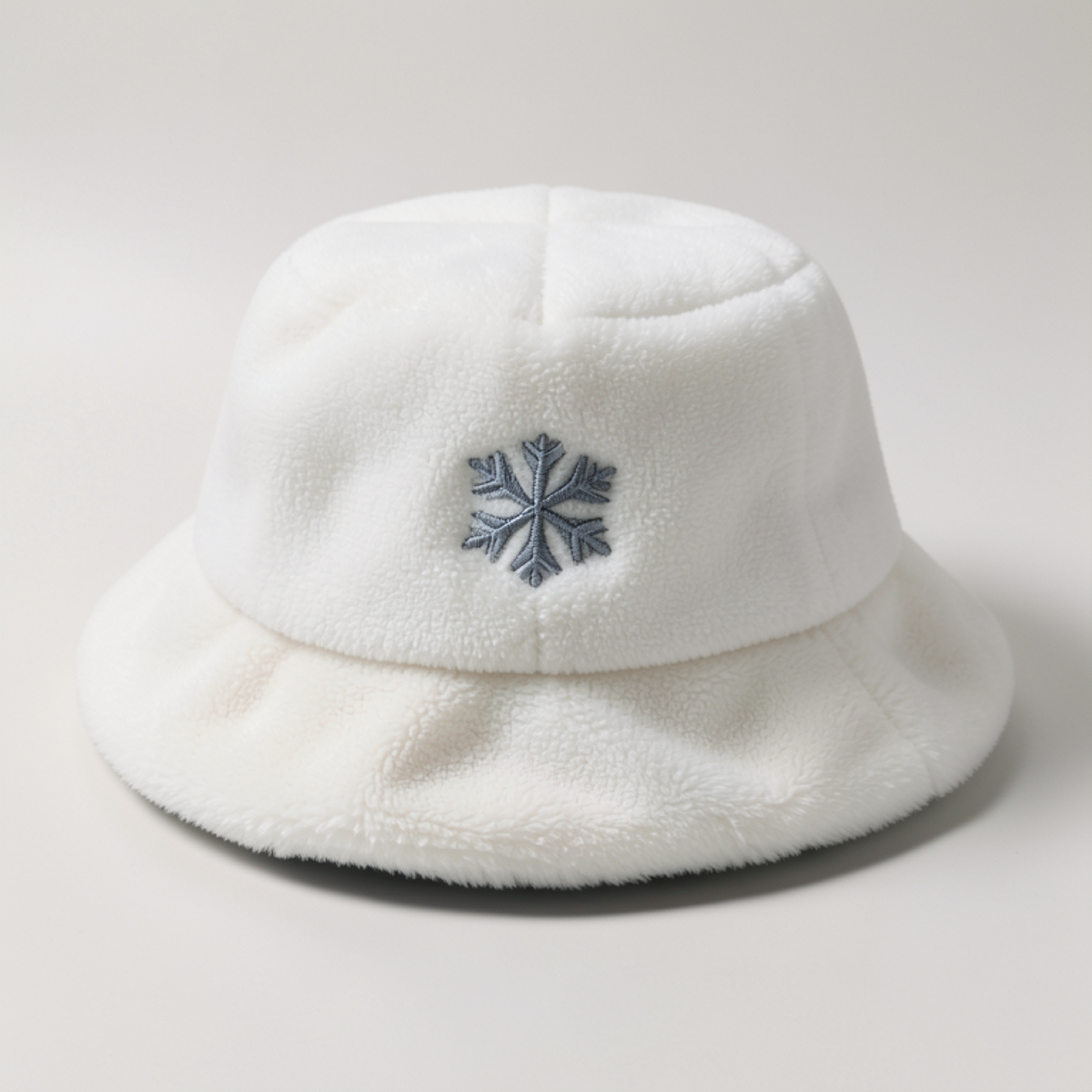 Chapeau pilou Frozen blanc avec flocon brodé – vue arrière studio