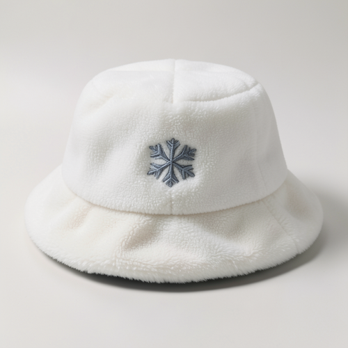 Chapeau pilou Frozen blanc avec flocon brodé – vue arrière studio