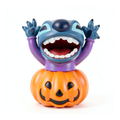 Décoration Stitch bleu et violet sur citrouille orange Halloween — vue de face studio sur fond blanc