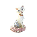 Figurine Duchesse Jim Shore, chatte blanche avec collier doré et queue rose, vue de trois quarts