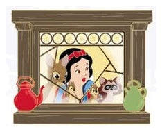 Schneewittchen-Pin in Fensterform, umgeben von Tieren und kleinen bunten Töpfen
