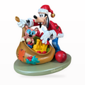 Figurine de Noël Dingo avec sac de cadeaux Disneyland Paris sur fond blanc