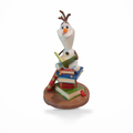 Dekorative Figur von Olaf, lesend auf einem Bücherstapel, Vorderansicht vor weißem Hintergrund