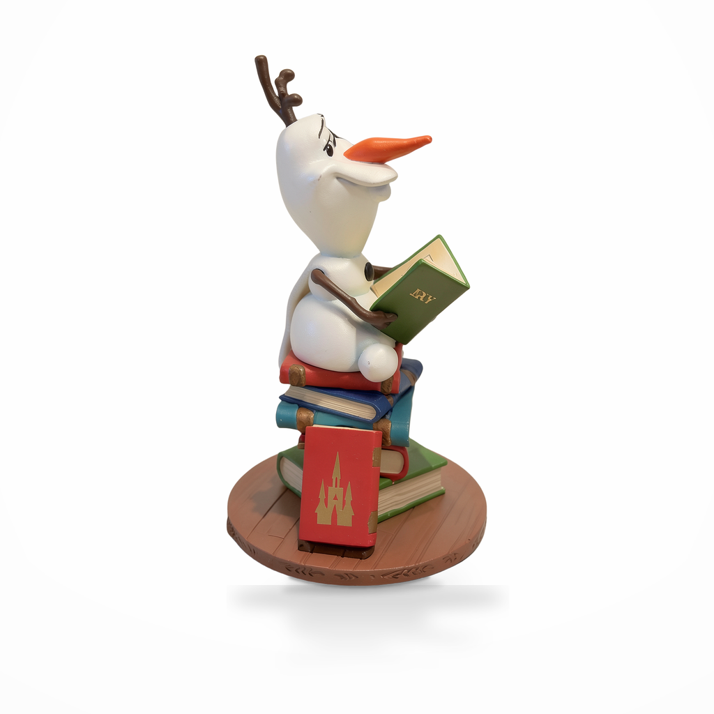 Dekorative Figur von Olaf, lesend auf einem Bücherstapel, rechte Profilansicht vor weißem Hintergrund