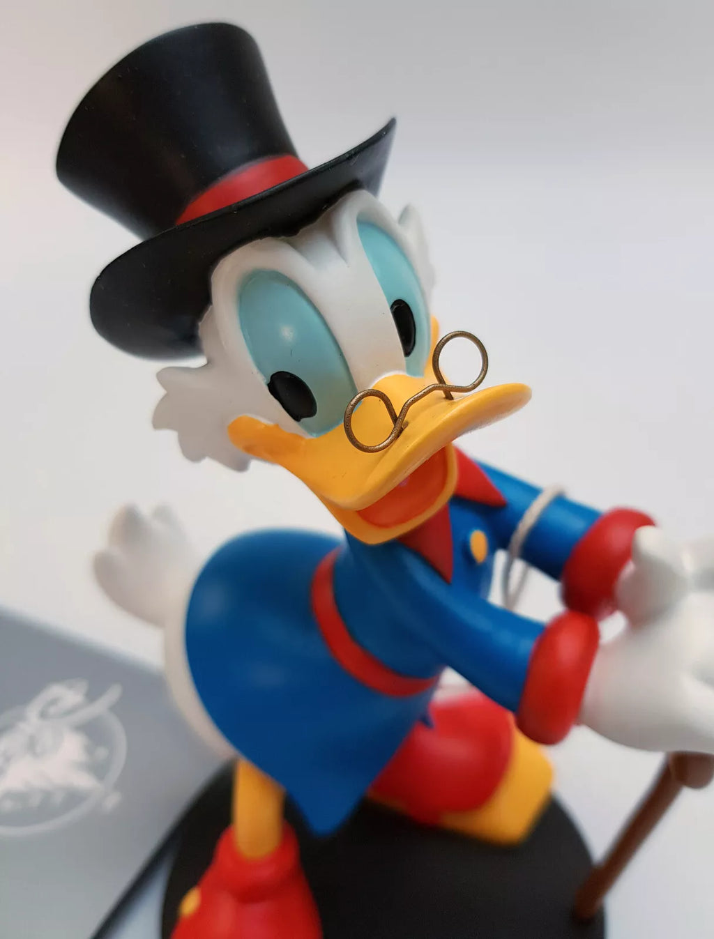 Détail visage figurine Picsou Disneyland Paris