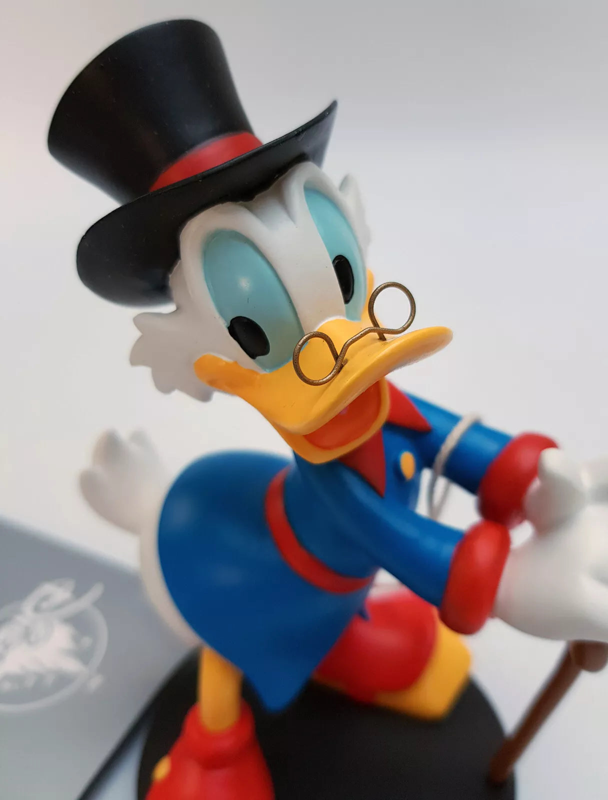 Détail visage figurine Picsou Disneyland Paris