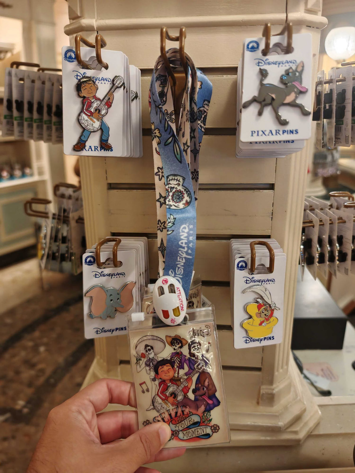 Lanière Coco bleue avec pochette illustrée – Disneyland Paris