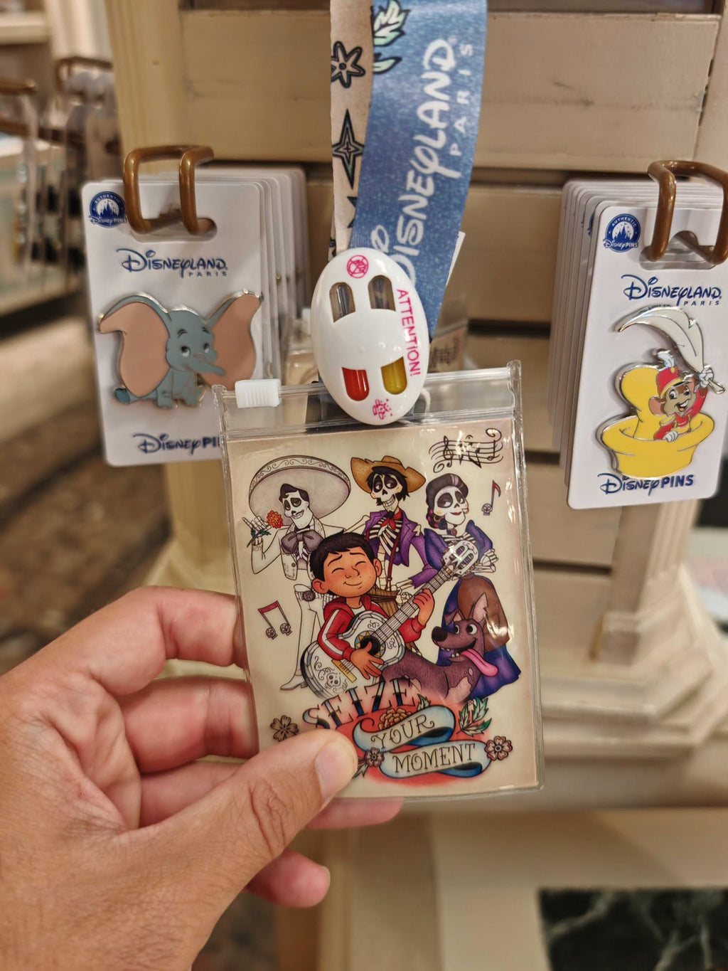 Détail de la pochette Coco avec Miguel et les personnages du film