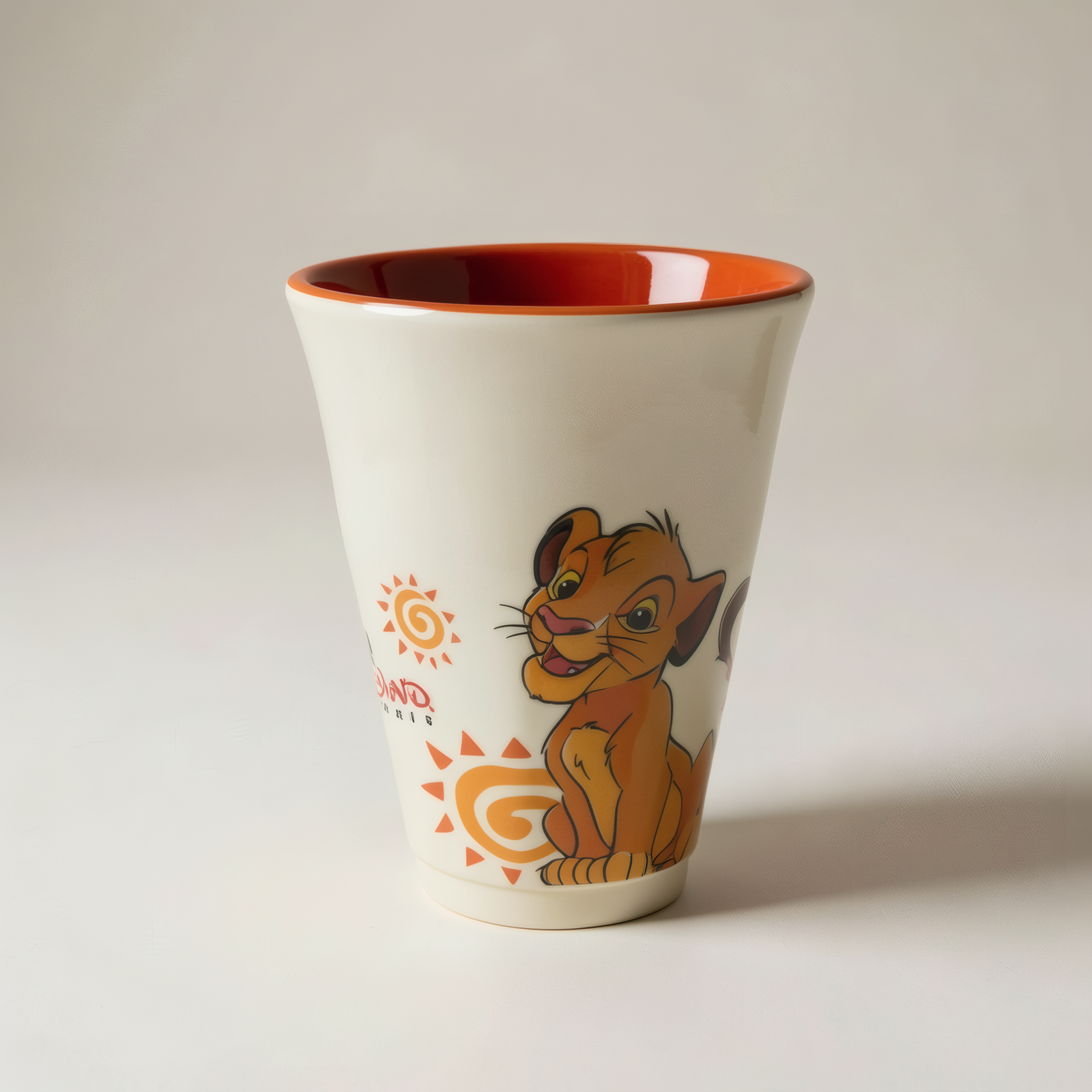 Gobelet Simba Le Roi Lion, intérieur rouge généré en studio