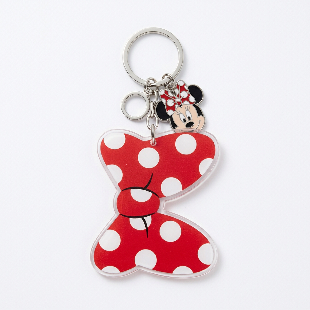 Rode Minnie-sleutelhanger met witte stippen en medaillon op matte witte achtergrond