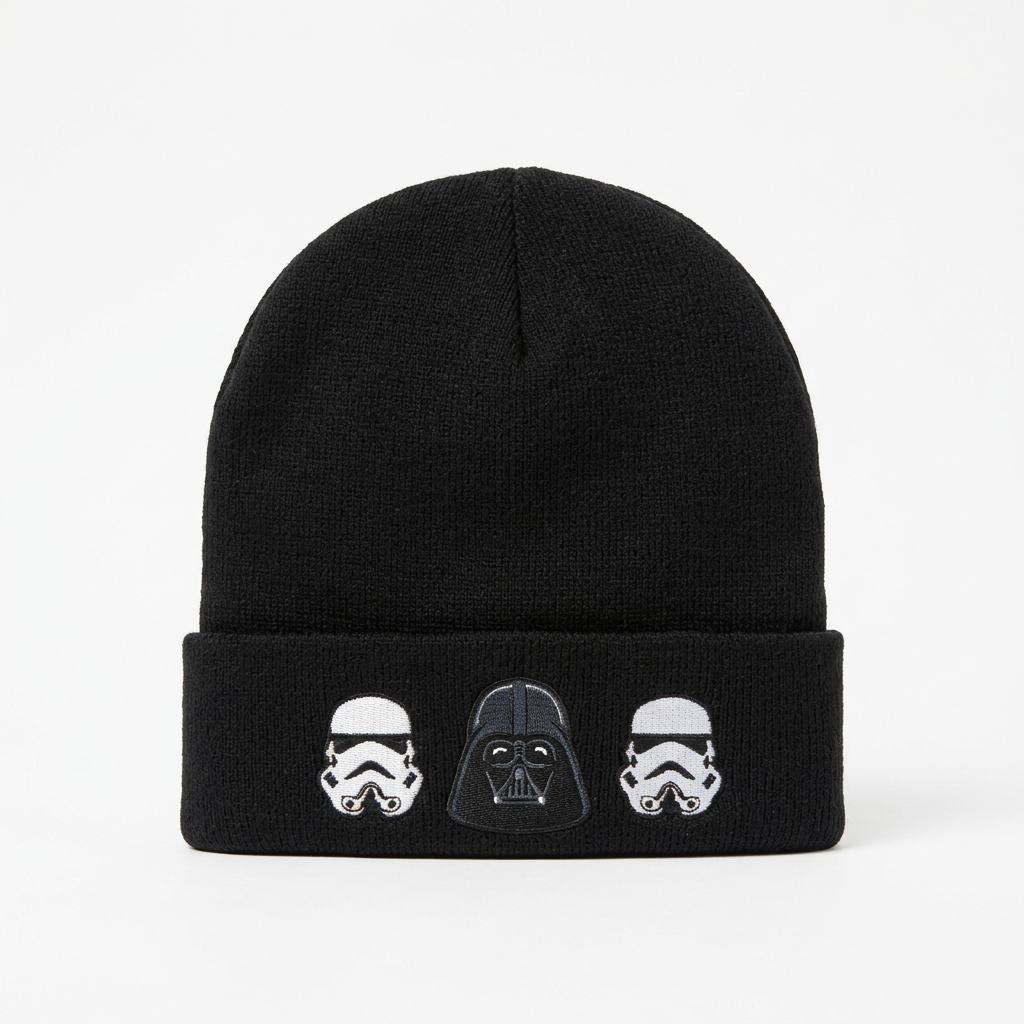 Bonnet noir Star Wars, broderies Dark Vador et deux Stormtroopers, vue de face sur fond blanc.