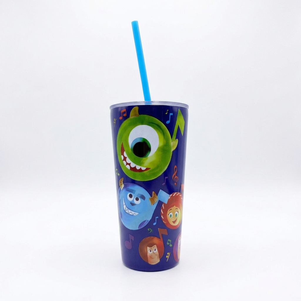Pixar-TOGETHER-Becher mit Strohhalm, Studiolicht und weichem Kontaktschatten auf hellem mattem Hintergrund