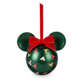 Coffret ornement Mickey vert fermé, nœud rouge, sur fond blanc mat