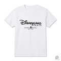 Weißes Disneyland-Paris-T-Shirt Authentic Original Est. 1992, Vorderansicht vor mattweißem Hintergrund, Pixiedust-Bildnachweis erhalten.