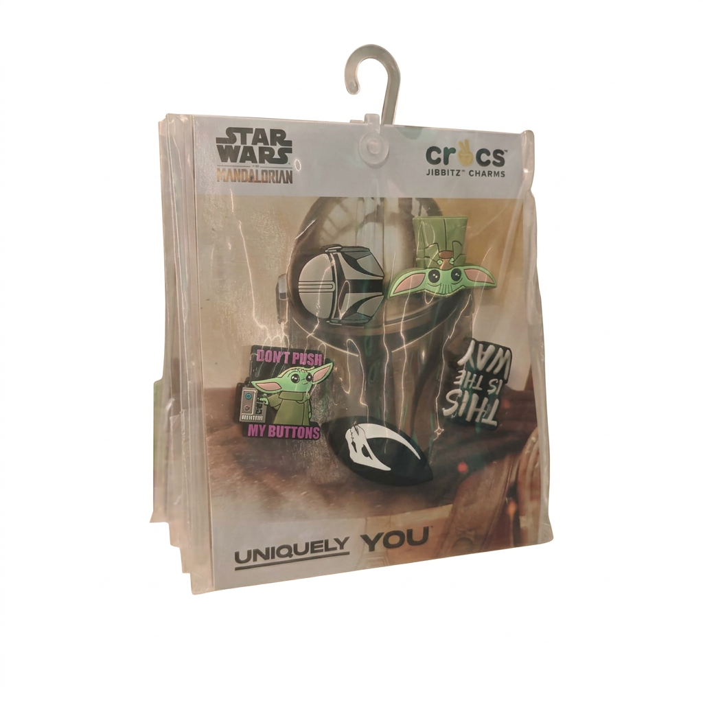 Pack de cinco Jibbitz Crocs Mandalorian y Grogu en su embalaje
