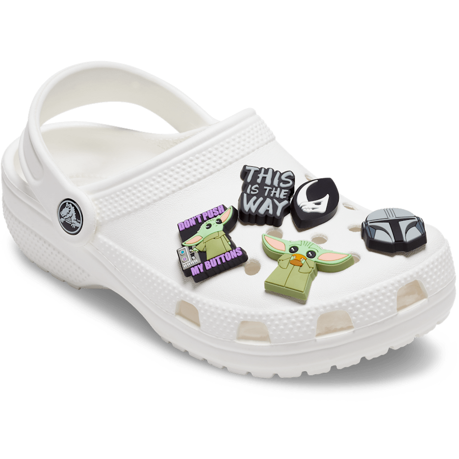 Pack de cinco Jibbitz Mandalorian y Grogu en un zueco Crocs blanco; zapato no incluido