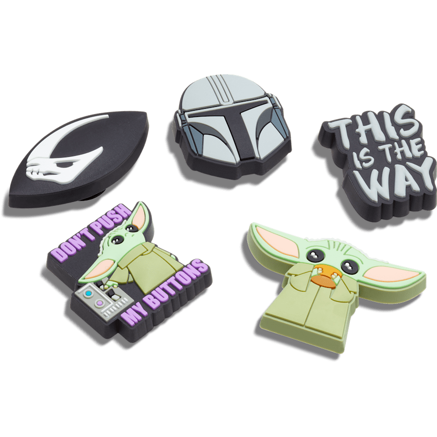 Cinco Jibbitz Crocs Mandalorian y Grogu fuera del embalaje, con casco e inscripciones