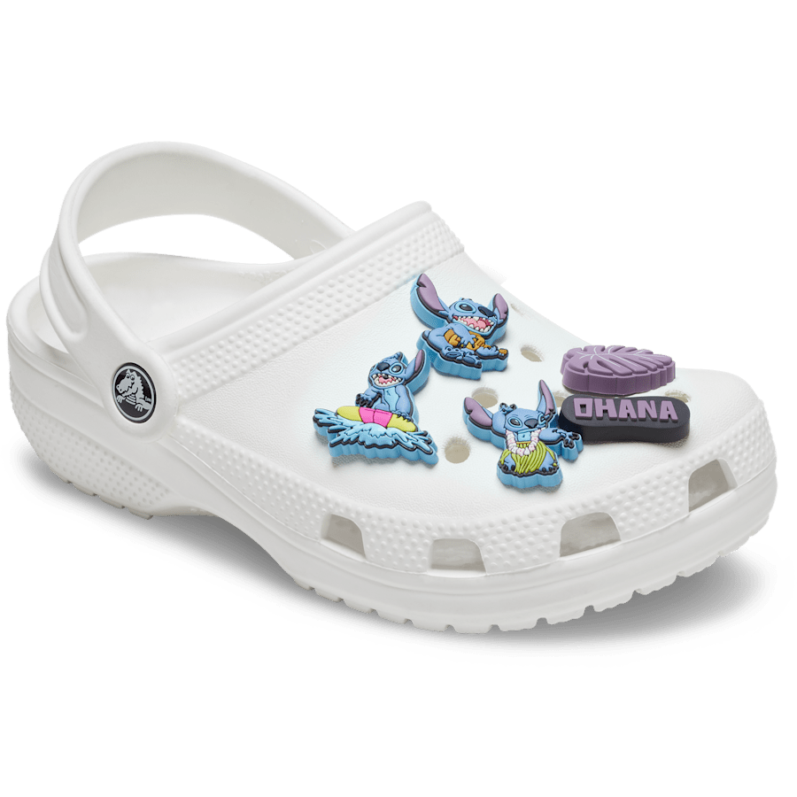 Jibbitz Stitch Tropical an einem weißen Crocs-Clog – Schuh nicht enthalten