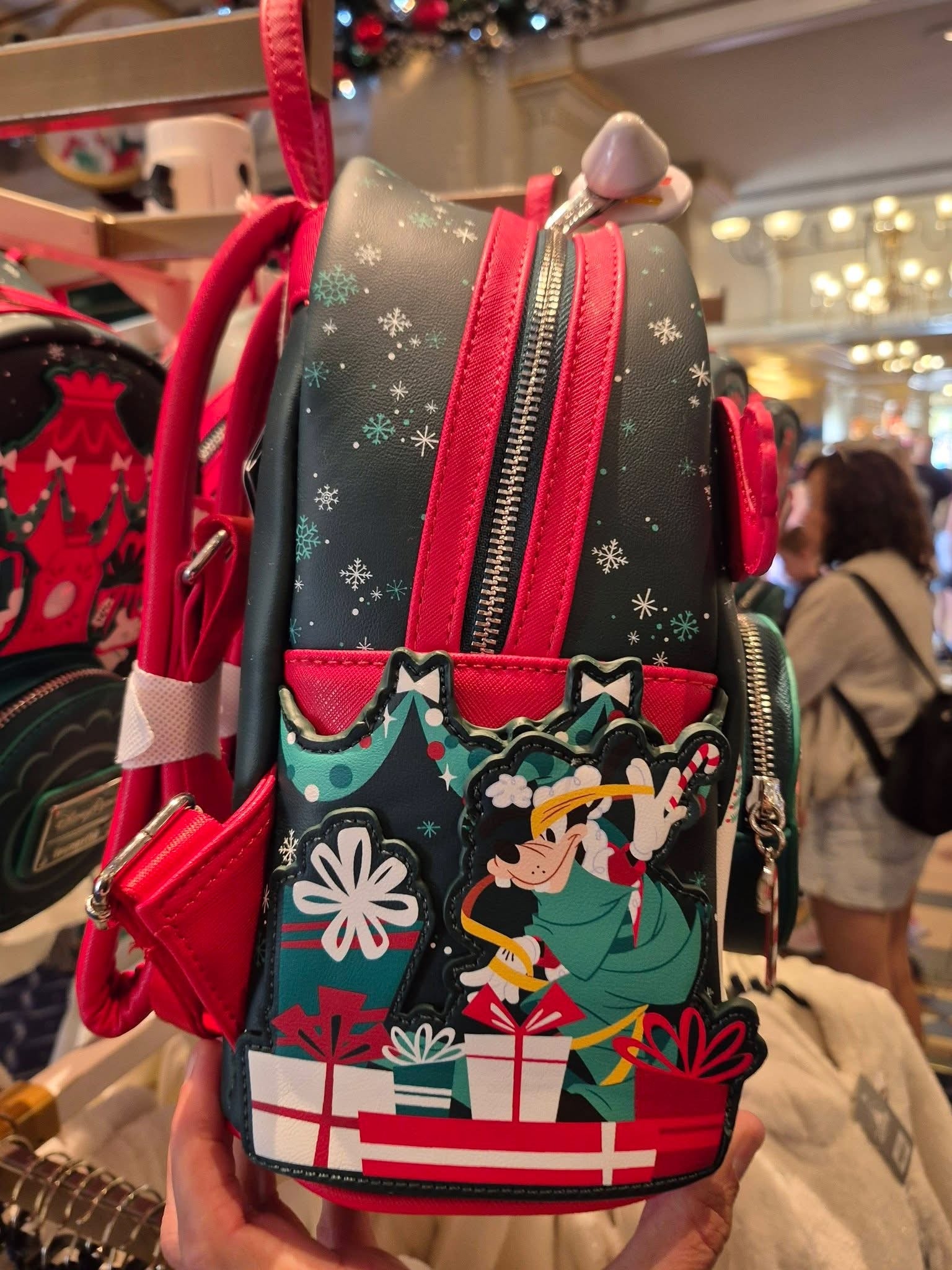 Loungefly Noël - côté Dingo et cadeaux à Emporium