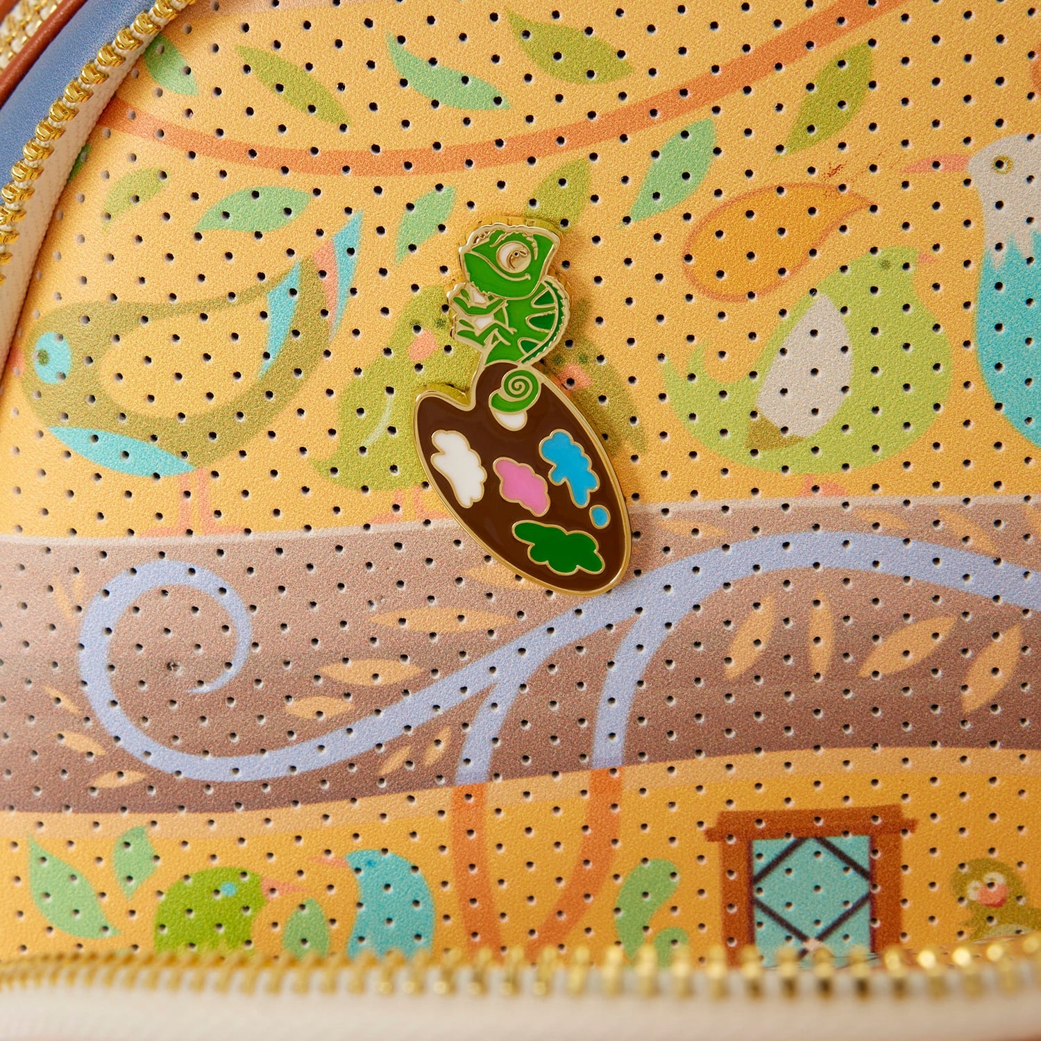 Détail Pascal peintre sur le sac Loungefly Raiponce