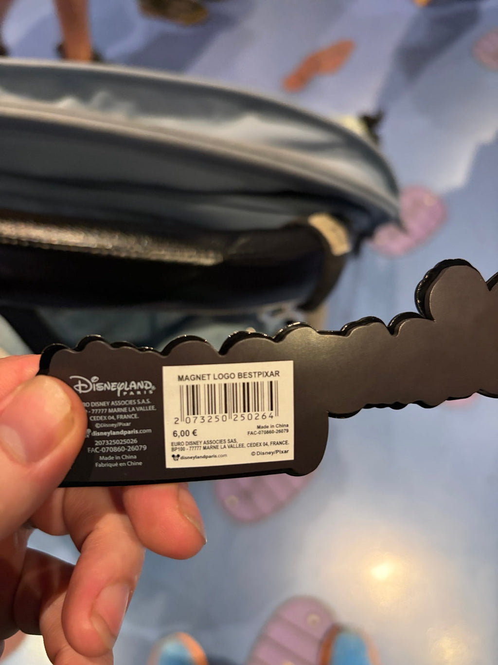 Étiquette du magnet logo Disneyland Paris Disney Pixar avec code-barres