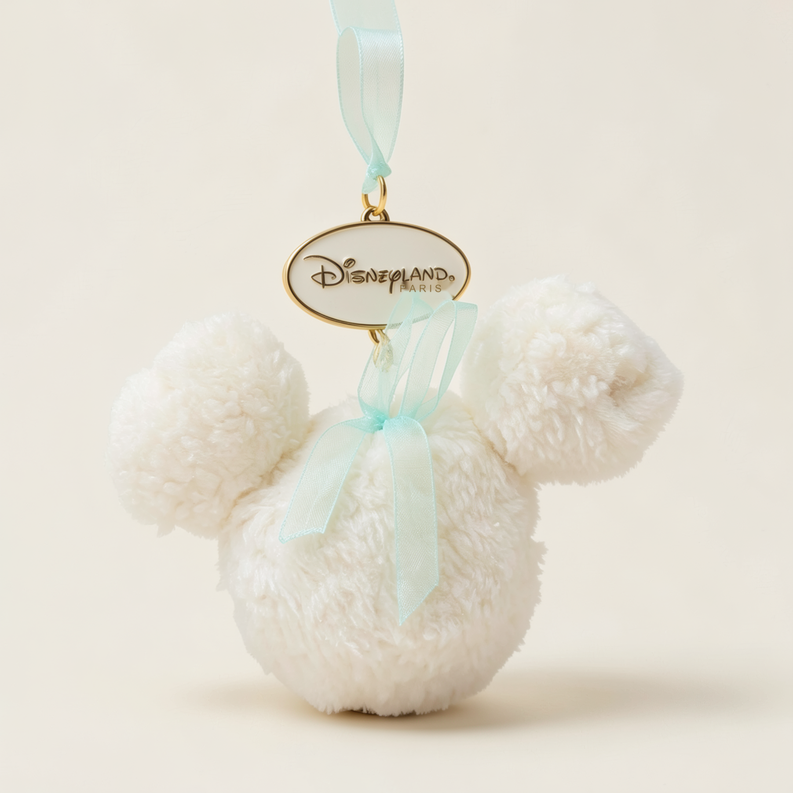 Ornement de Noël Boule Mickey blanche en peluche – Disneyland Paris – photo studio