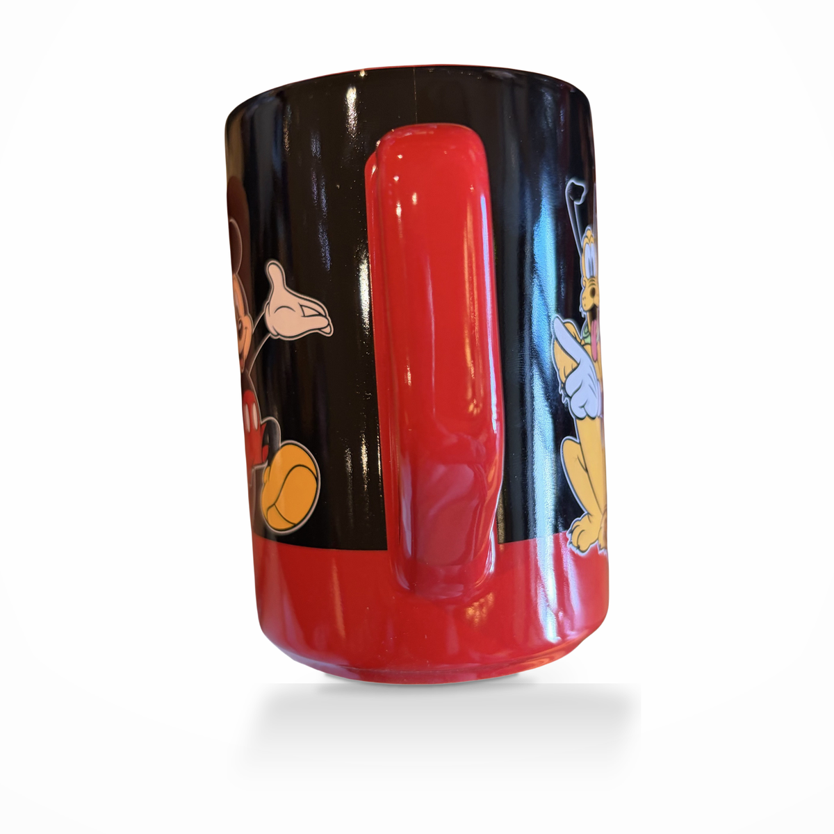 Mickey & Friendsマグ、赤い持ち手の詳細、白背景