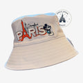 Bob blanc Disneyland Paris avec Mickey Mouse, Tour Eiffel et inscription "Paris". Style décontracté, idéal pour l'été.