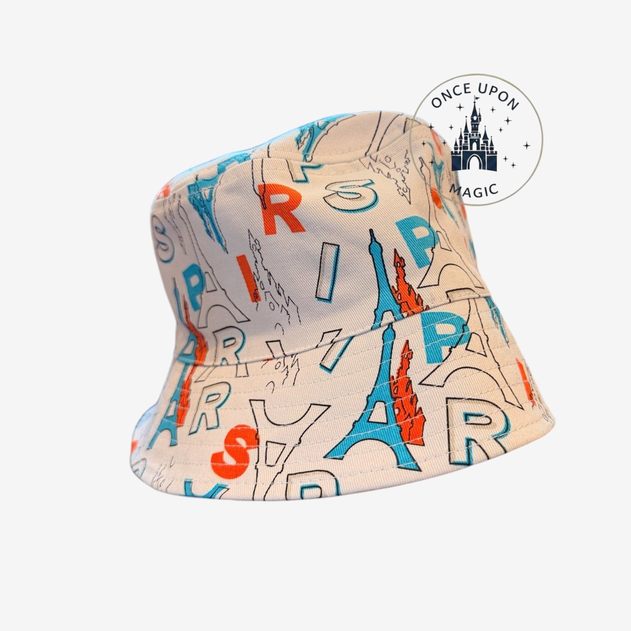 Bob blanc Once Upon Magic avec motif Tour Eiffel, lettres R, P, S et Mickey Mouse, style parisien.