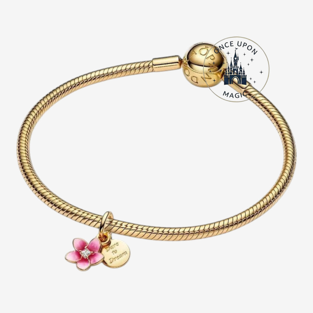 Bracelet Once Upon Magic Pandora Disney Vaiana avec charm fleur rose émaillée et inscription Dare to Dream dorée.