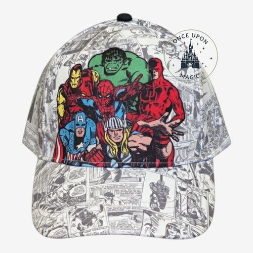 Casquette Once Upon Magic Marvel Comics avec Avengers et Spider-Man sur fond blanc cassé à motifs BD vintage.