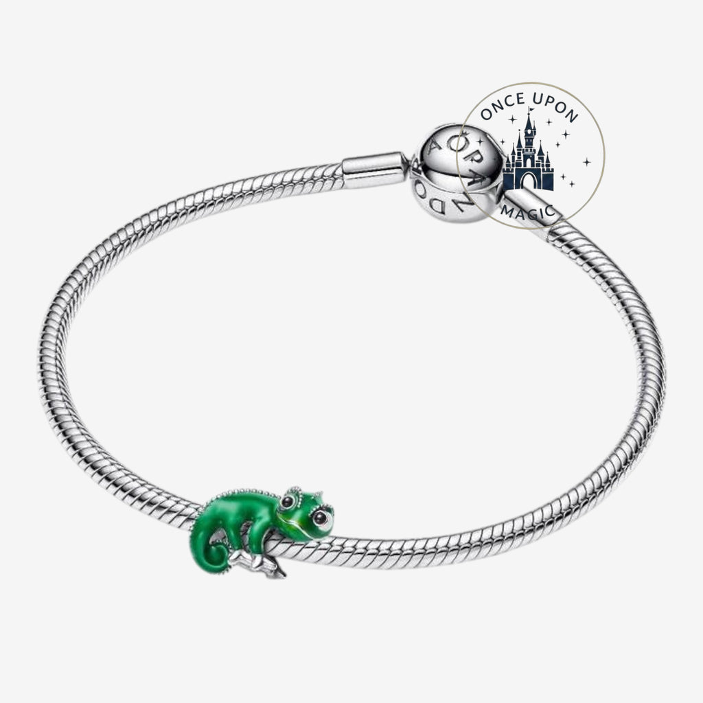 Breloque charm Pascal en argent sterling et émail vert sur bracelet Once Upon Magic, inspiré de Raiponce.