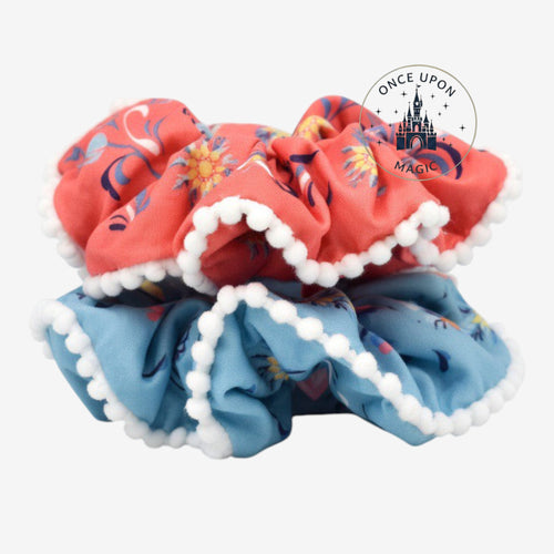 Chouchou Once Upon Magic La Reine des Neiges bleu et corail avec motifs floraux et pompons blancs