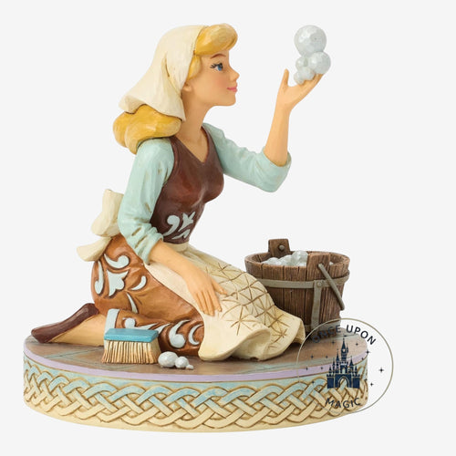 Figurine Cendrillon avec seau en bois et brosse – Disneyland Paris