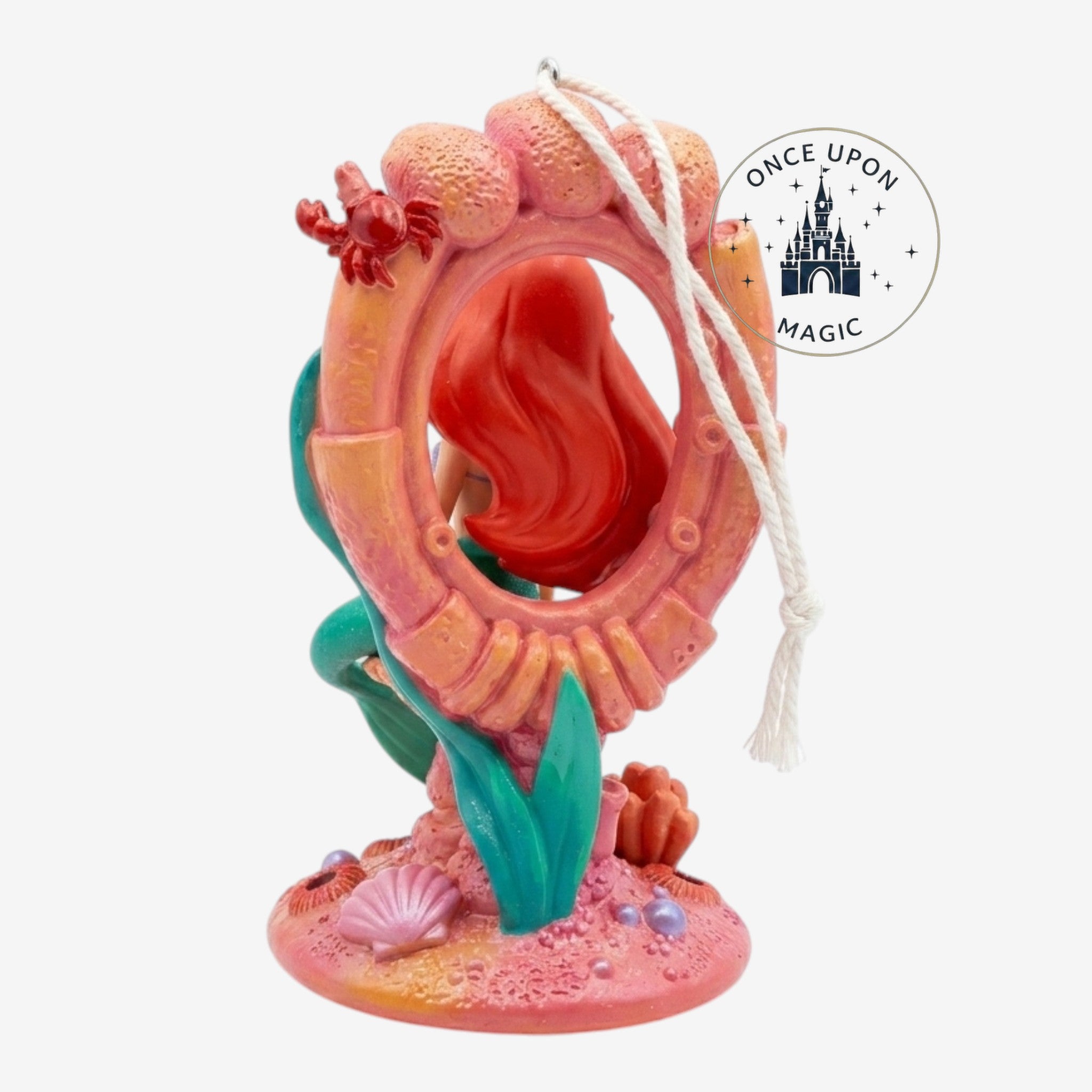 Figurine en résine Once Upon Magic d'Ariel, 15 cm, avec un coussin et un décor marin.