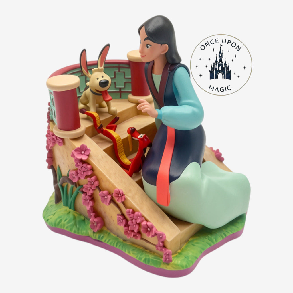 Figurine de collection Once Upon Magic représentant Mulan avec Mushu et Petit Frère sur un escalier fleuri.